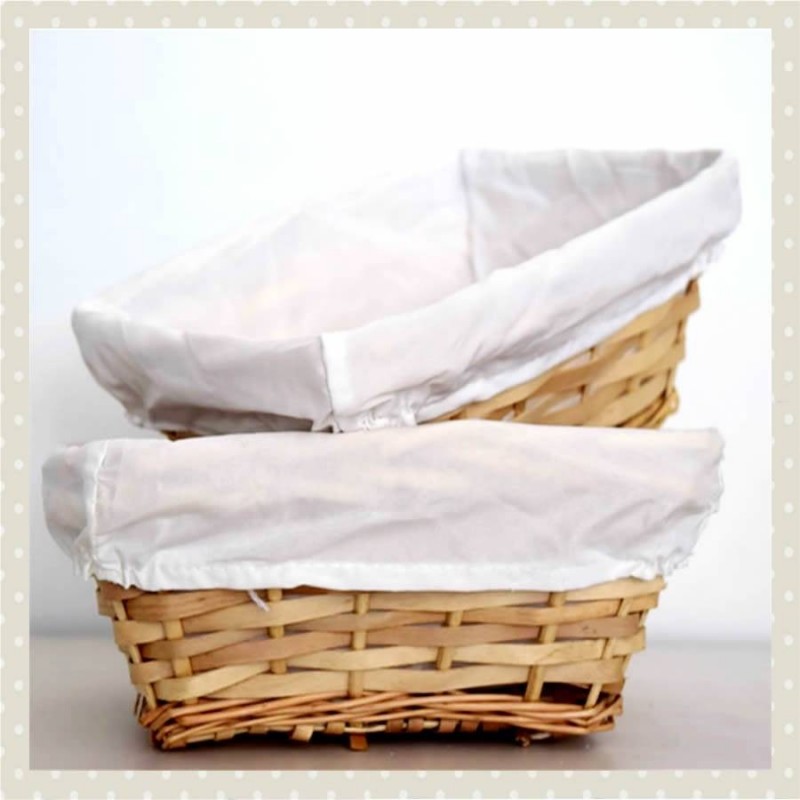 Canastilla panera de mimbre cuadrada forrada con tela blanca pequeña para 2-3 productos y peluche mediano